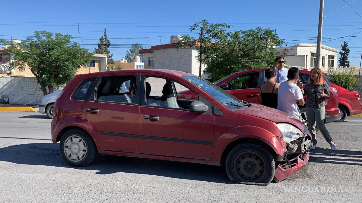 La chocan por ignorar semáforo en Valdés Sánchez y Chiapas de Saltillo