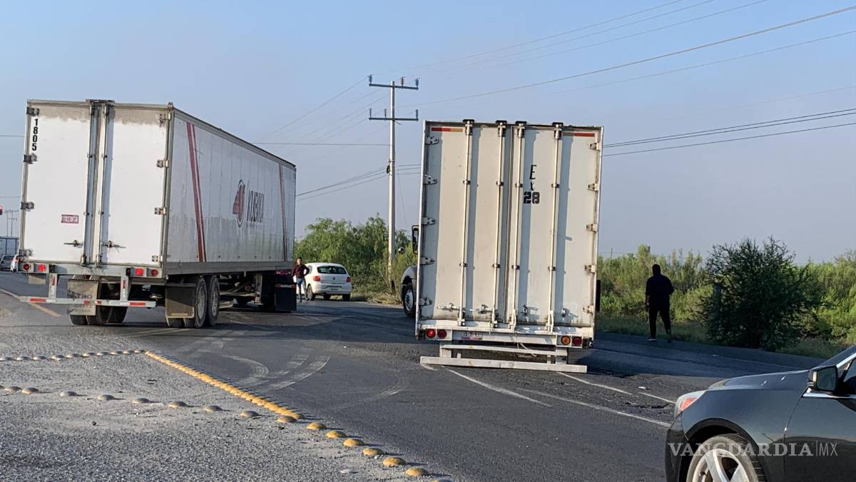Pierde tráiler las llantas frente al Parque Industrial Server