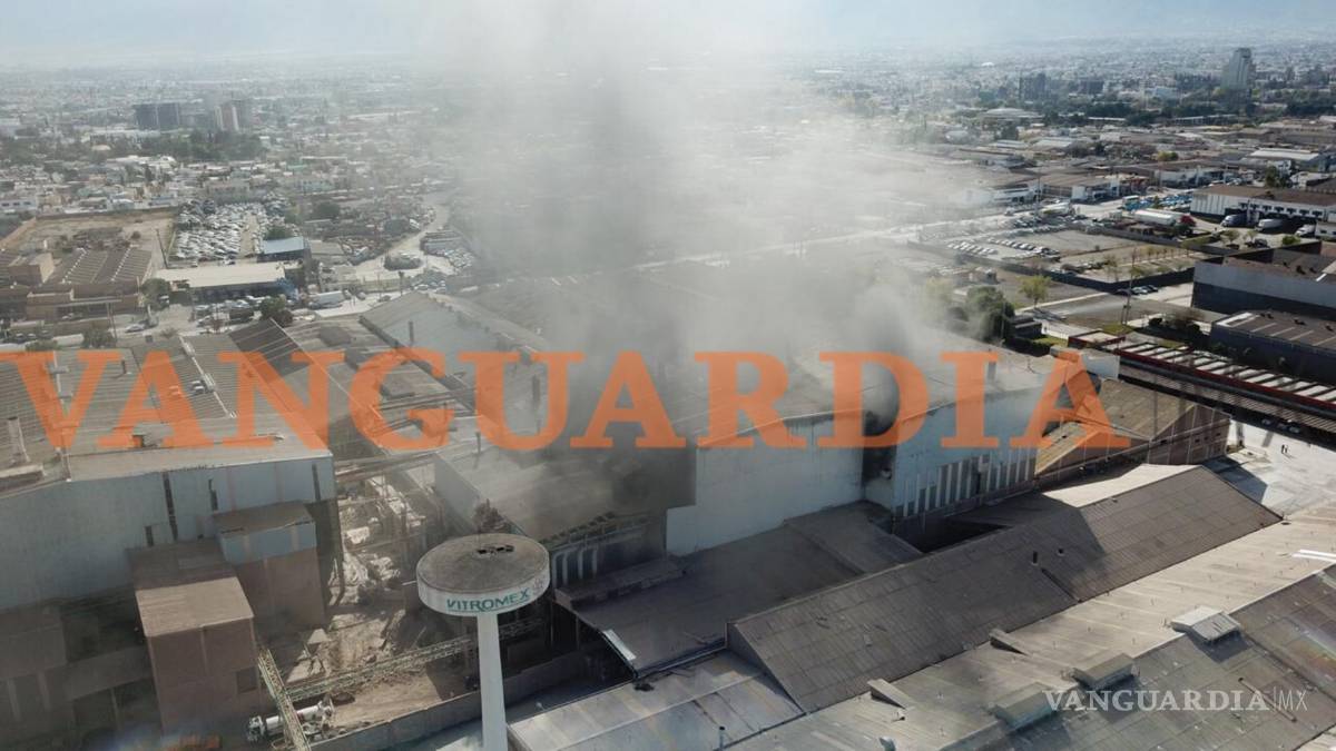 $!Se registra incendio en bodega de Vitromex, al norte de Saltillo (video)
