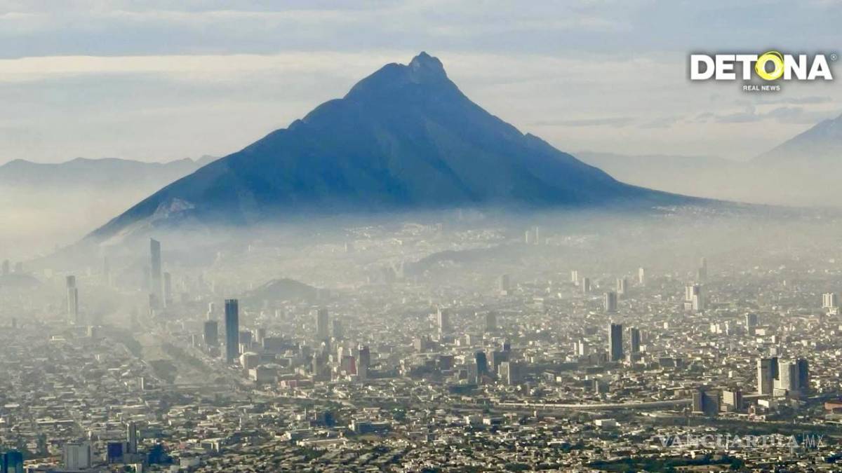 $!Vista aérea de la capa de contaminación en la ciudad de Monterrey.