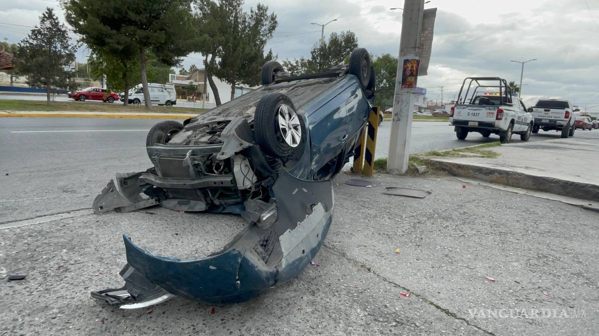 Auto recién reparado lo convierten en chatarra tras volcadura, en Saltillo