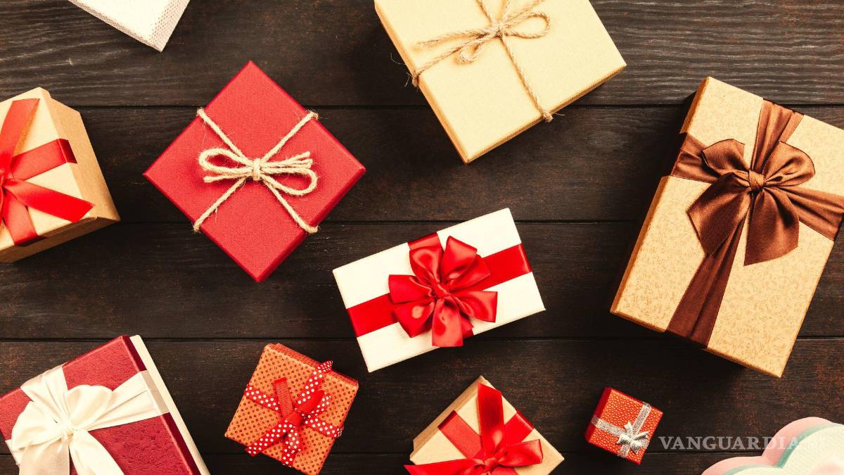 $!Los regalos se ponen a disposición de todos y el dado determina quién toma uno.