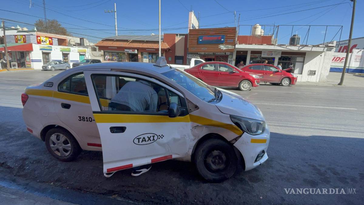 Le sale caro ignorar el rojo; choca en Saltillo