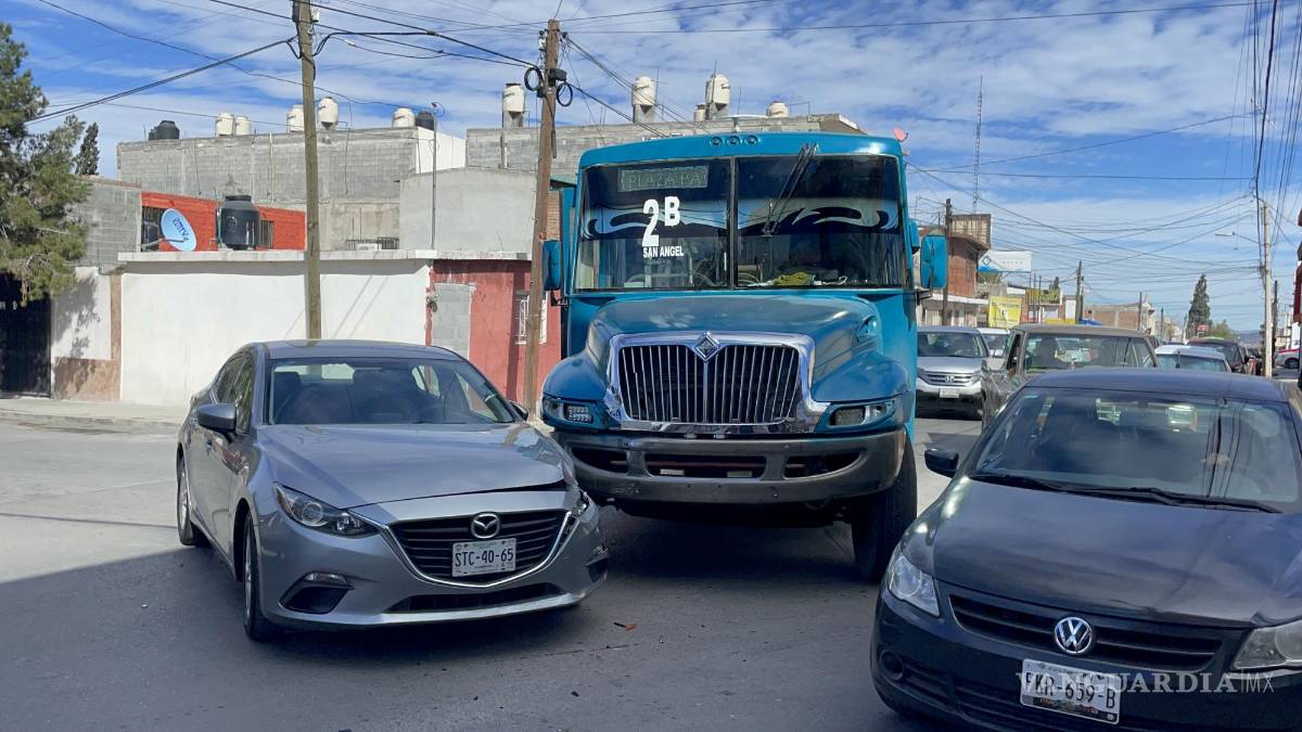 Saltillo: imprudente mujer se le atraviesa a ruta 2B