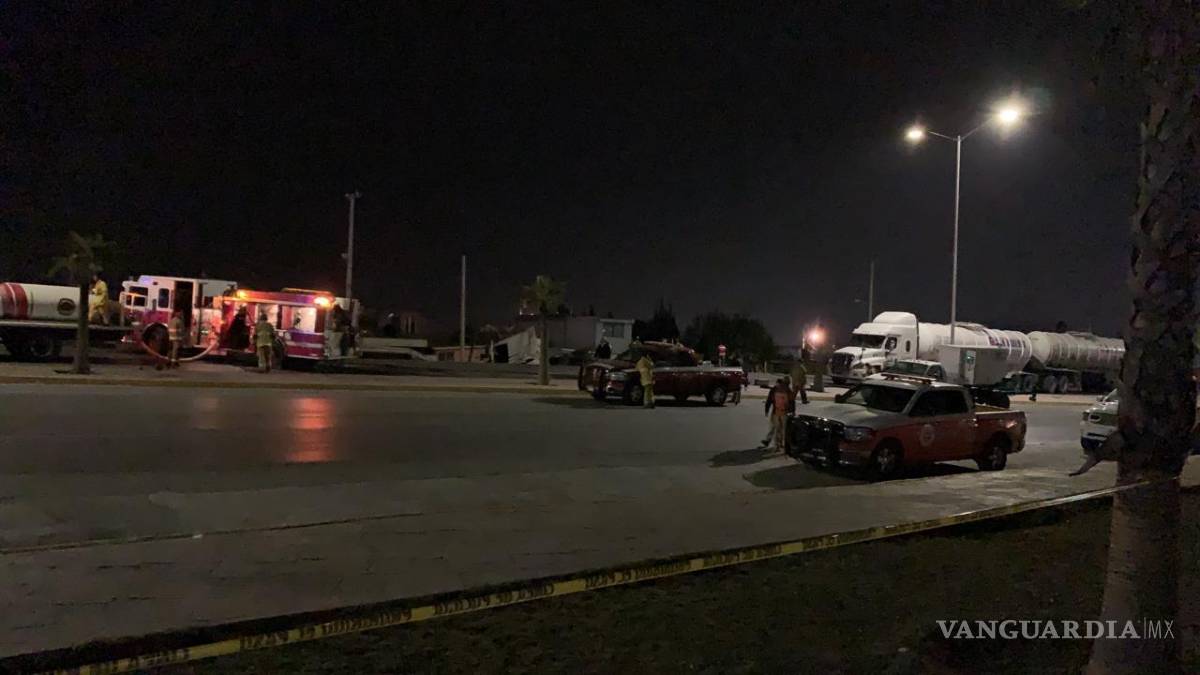 $!En Saltillo vuelca pipa con combustible y cae encima de carro en Periférico LEA; desalojan a los habitantes más cercanos
