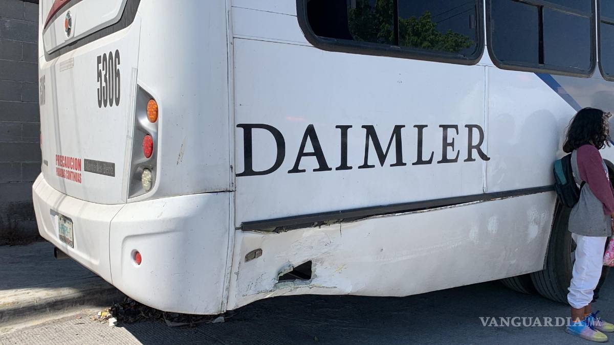 Excuñado persigue y golpea a conductor de taxi; conflicto deja 2 heridos y daños en Saltillo