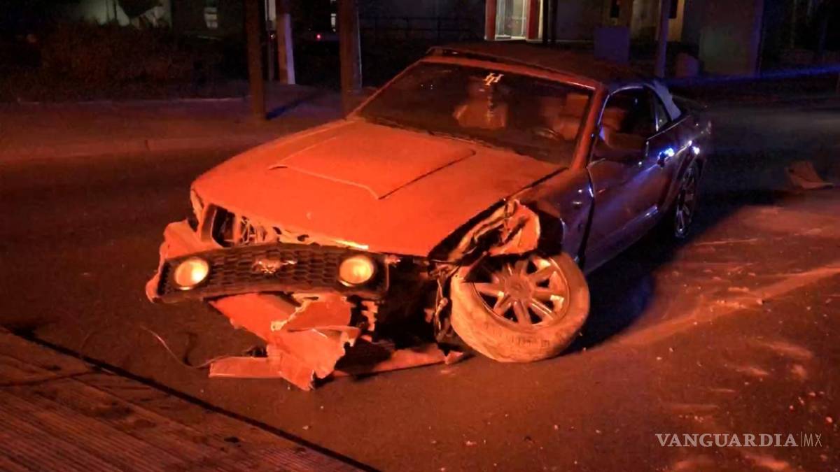 $!Derriban luminaría por ir a exceso de velocidad en Saltillo