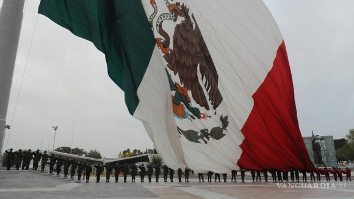 $!Un total de 40 soldados trasladaron la bandera hasta el asta cuando se colocó por primera vez.