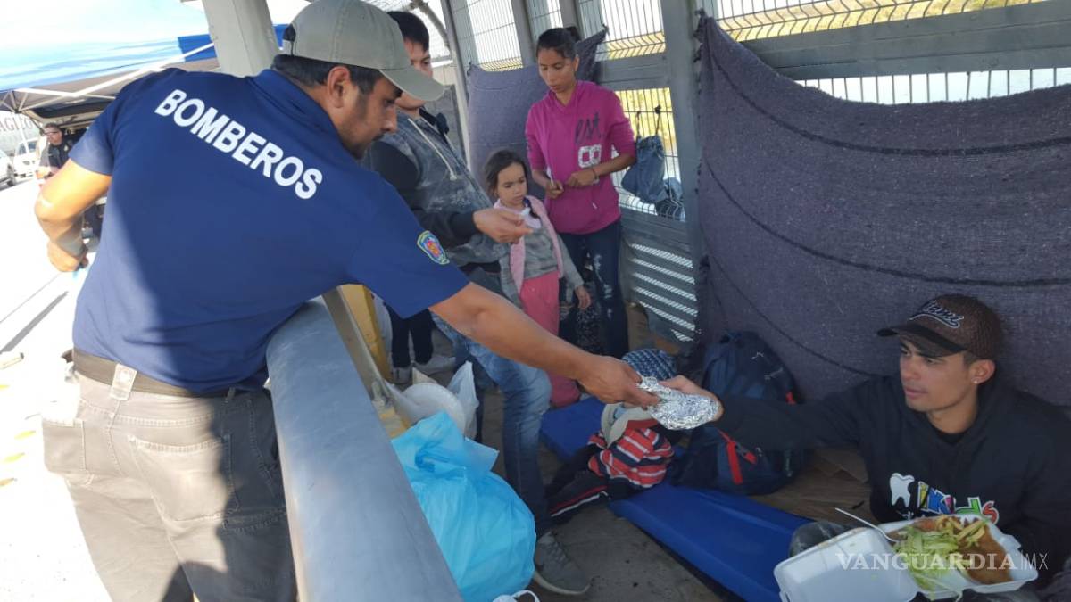 $!Migrantes cubanos y africanos llegan a Acuña