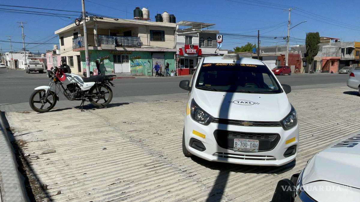 Taxista da vuelta en ‘U’ y derriba a motociclista al sur de Saltillo