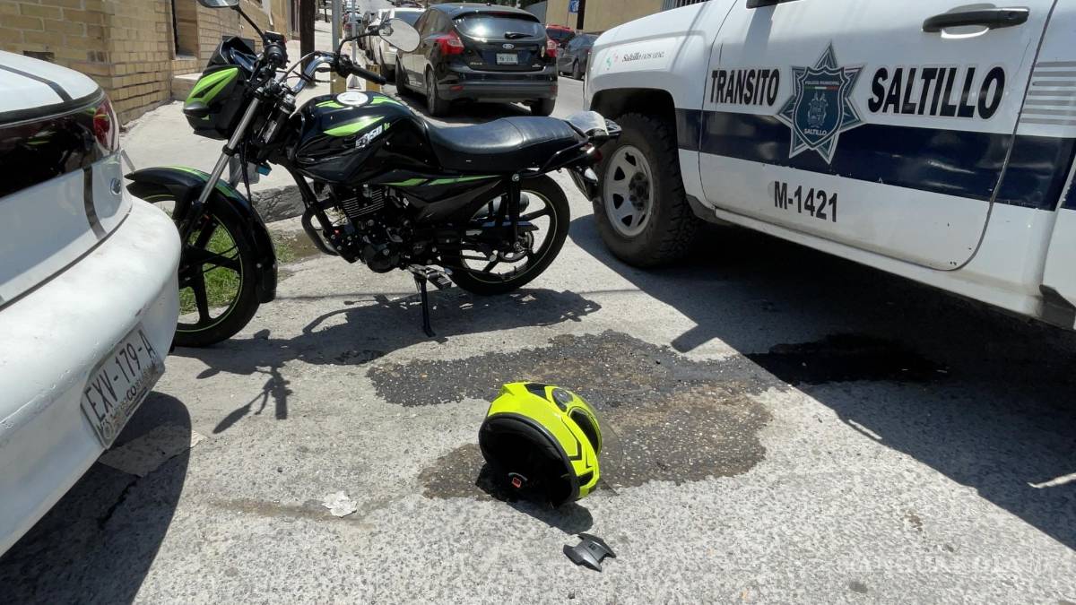 Saltillo: Taxista derriba a pareja que viajaba en motocicleta