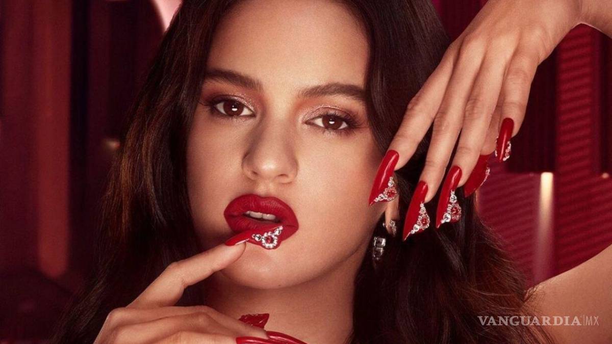$!El rojo vivo es uno de los colores preferidos de Rosalía. (FOTO: INTERNET)