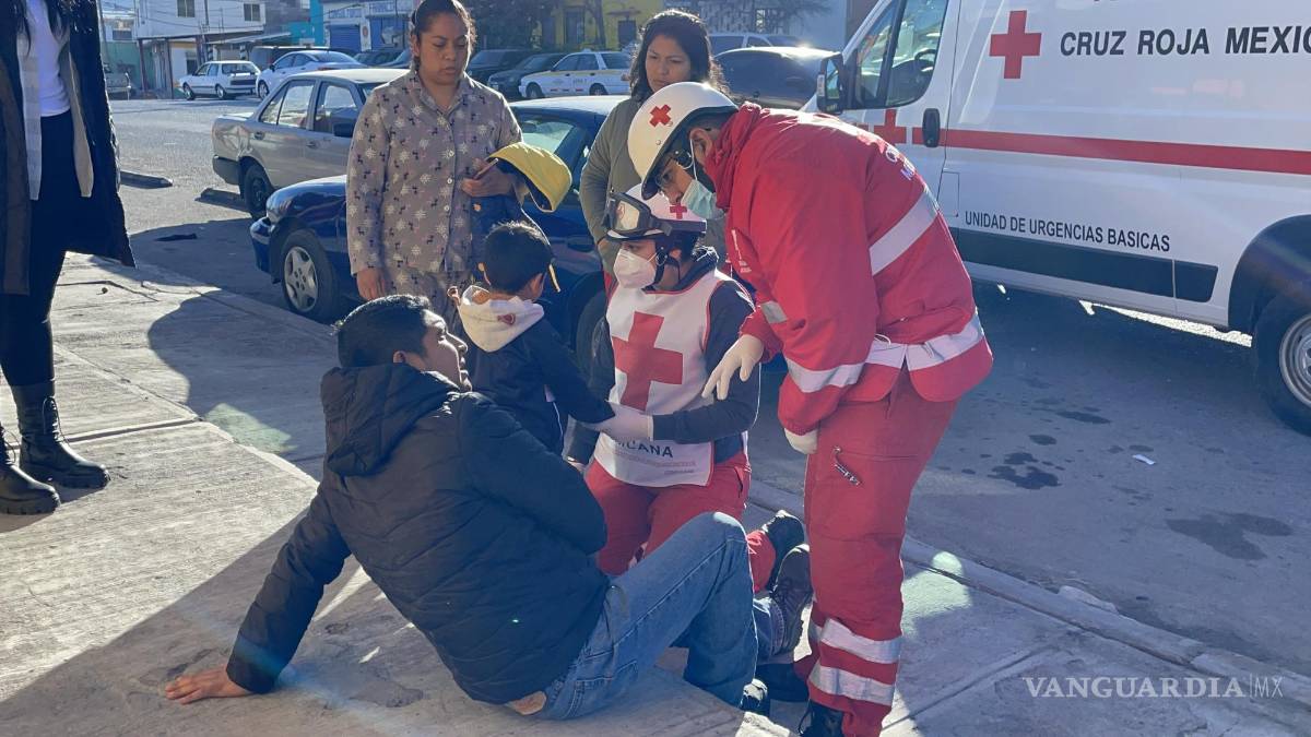 Atropellan a padre con hijo en brazos al cruzar la calle en Saltillo ...