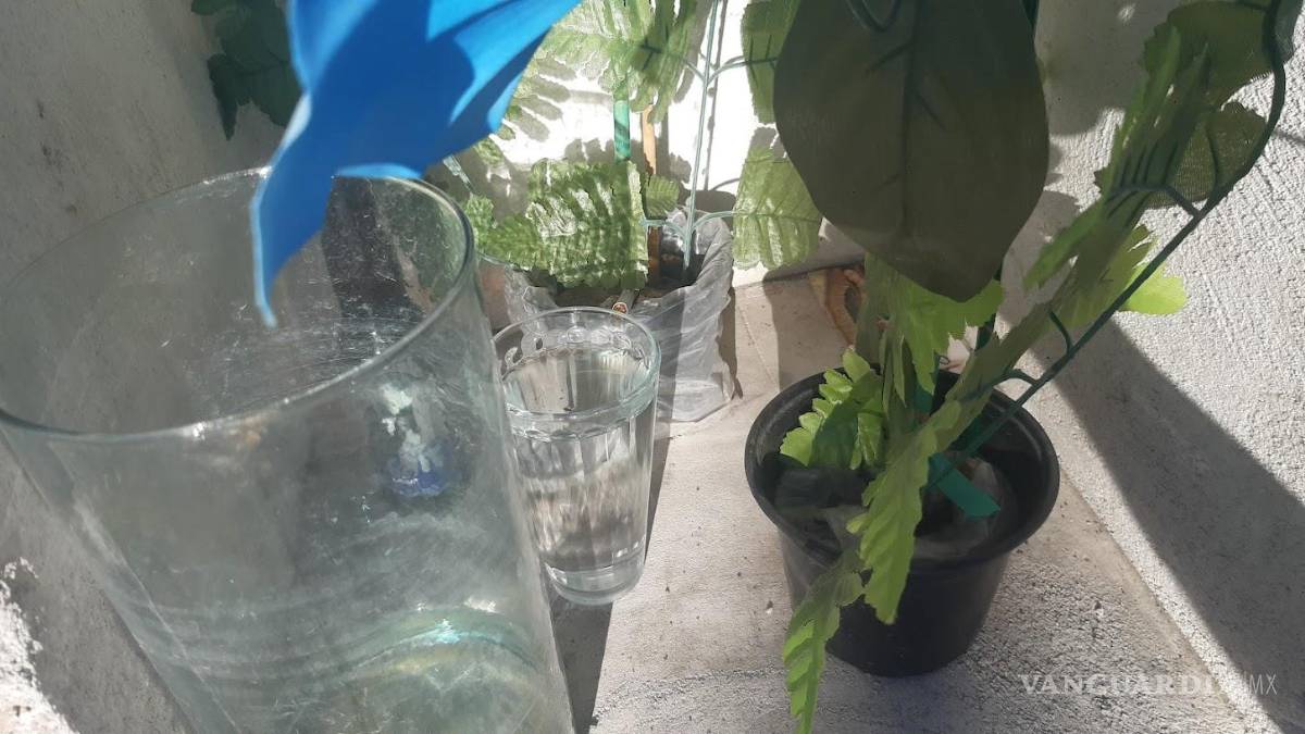 $!Los objetos depositados en el nicho dan fe de las costumbres de los fallecidos. Así lucía hace meses el sitio, con tequila y cigarro.