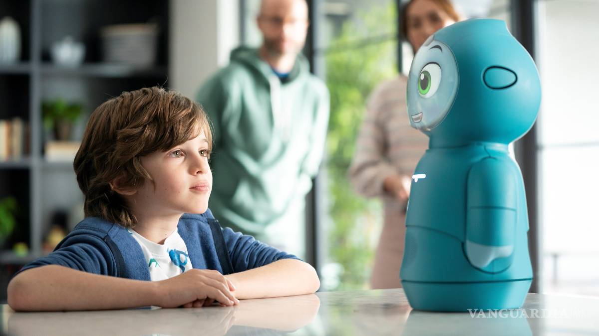 $!Un niño conoce por primera vez al robot infantil Moxie.