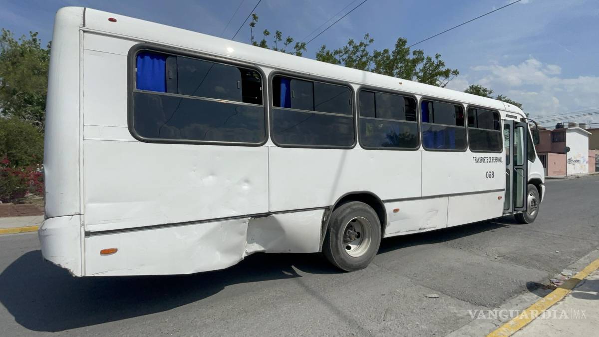 Tras persecución, menores en moto se estrellan contra camión, en Saltillo