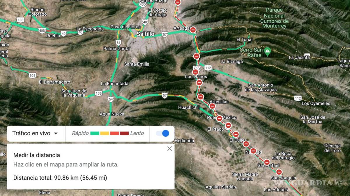$!Una larga fila de vehículos varados se extiende por kilómetros debido al cierre de la carretera 57 después del accidente.