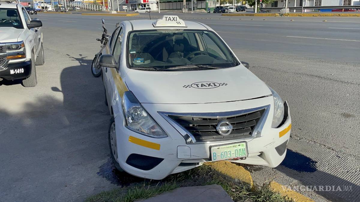 Por las prisas, motociclista provoca choque en el periférico de Saltillo