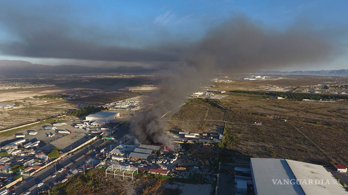 $!Incendio consume recicladora en Arteaga, Coahuila (Fotos)