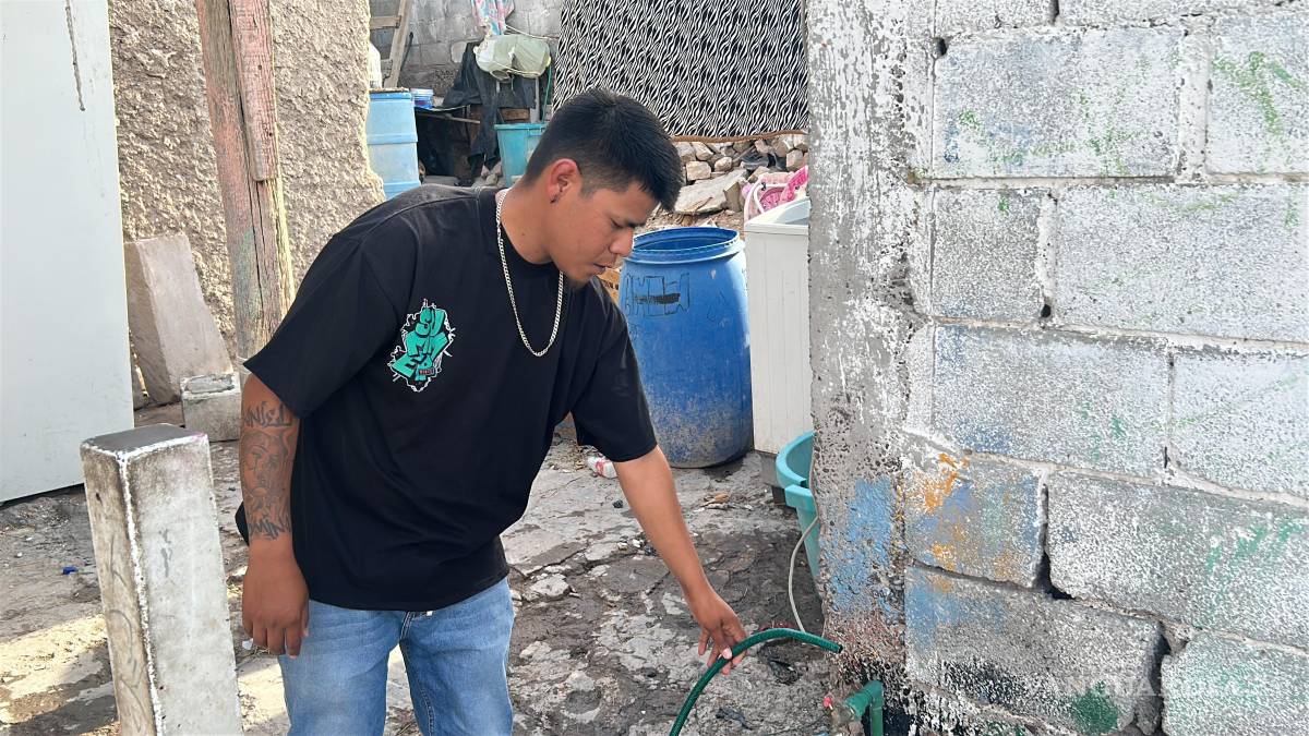 $!En el poniente de Torreón muchas colonias sufren el desabasto, tanto que hasta los depósitos no cuentan con agua para vender.