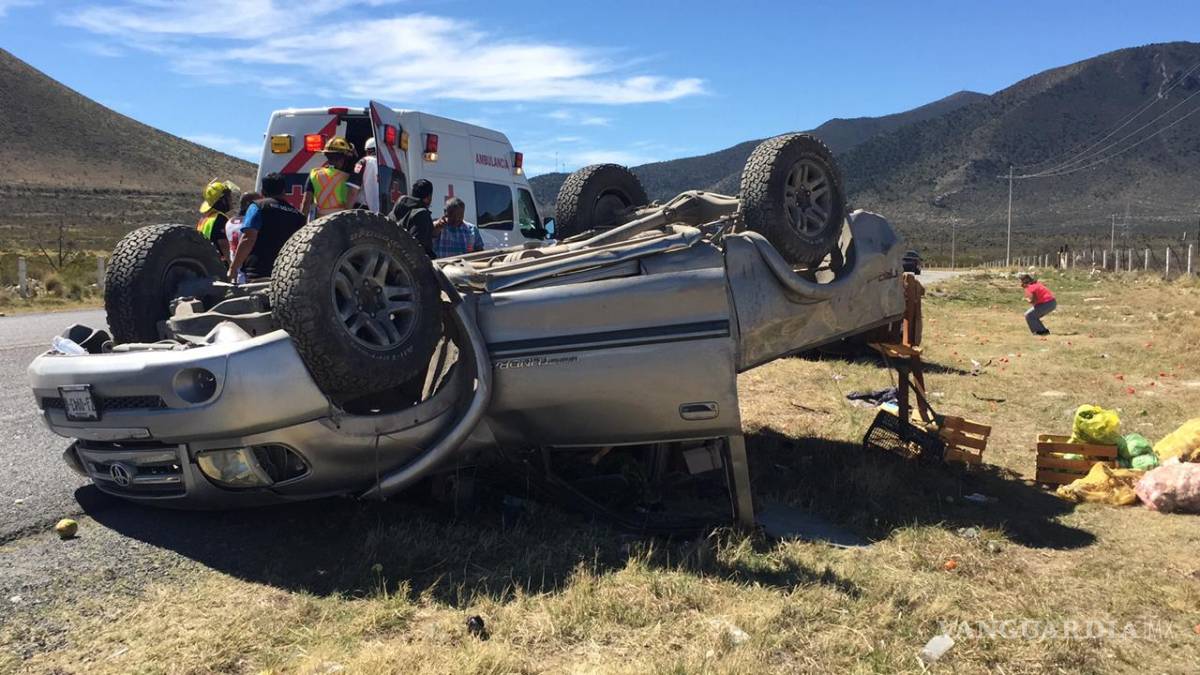 Mujeres vuelcan en carretera a Zacatecas rumbo a Concha; pierden toda su mercancía