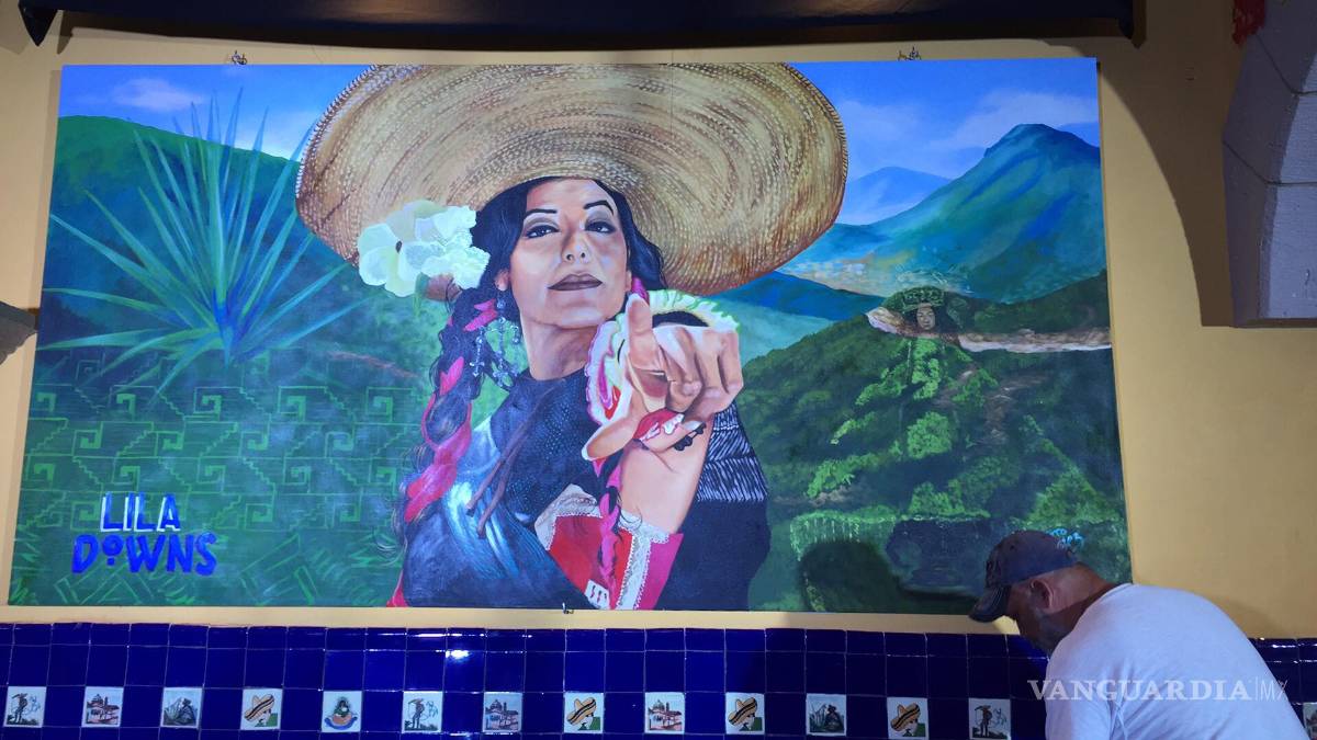 $!Pintor saltillense inmortaliza a Lila Downs en el Tenampa