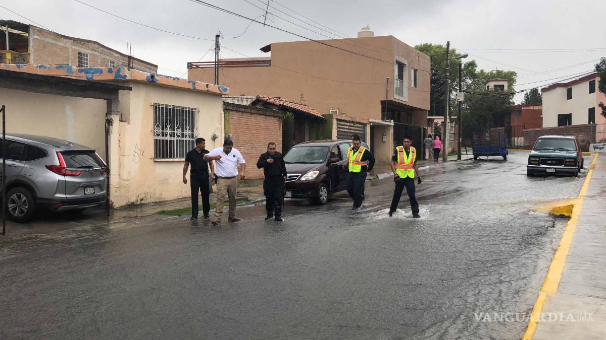 $!Rescatan vehículo que fue arrastrado por corriente de agua en Saltillo