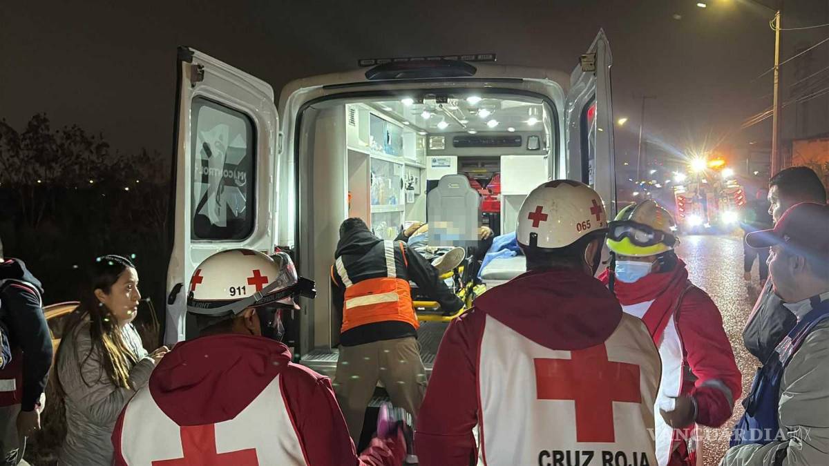 $!El conductor fue trasladado en ambulancia por paramédicos de la Cruz Roja para recibir atención médica tras quedar atrapado en su vehículo.