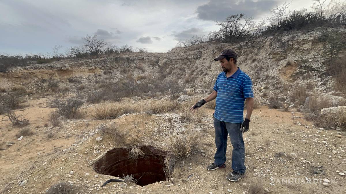 $!Matías Zamora, habitante de Cloete, muestra los pocitos que nunca han sido cubiertos ni por los empresarios, ni por las autoridades, lo que representa un riesgo para los residentes.