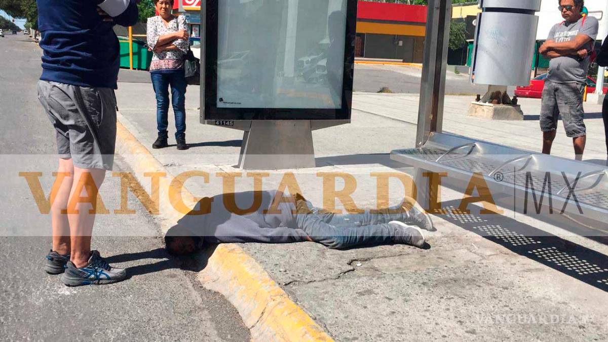 $!Ebrio termina inconsciente en calles de céntrica colonia de Saltillo