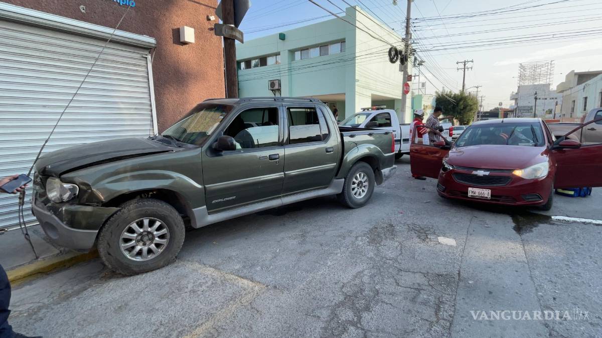 Ignora alto y provoca choque en la Zona Centro de Saltillo