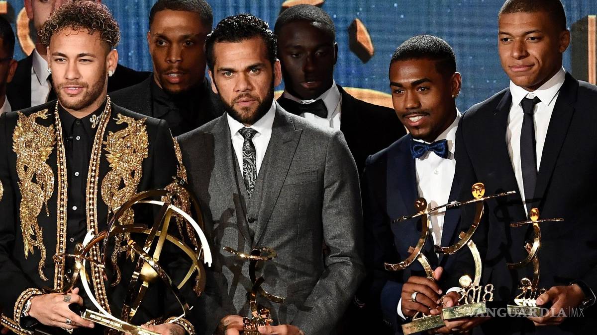 $!Dani Alves es el ganador del Balón de Oro, ¡en Internet!