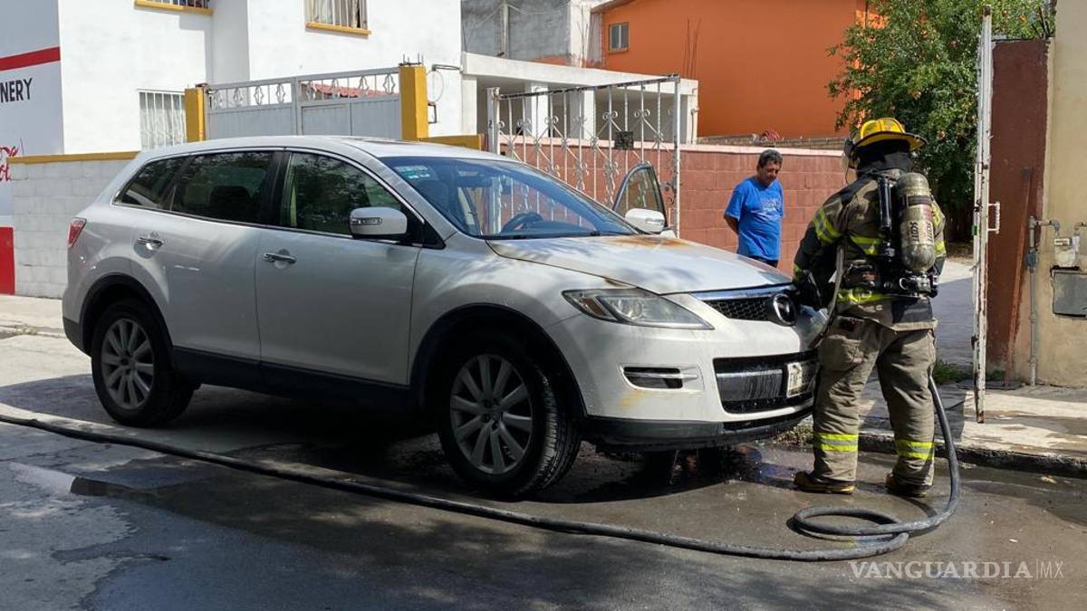 Cortocircuito provoca incendio de camioneta en calles de Saltillo