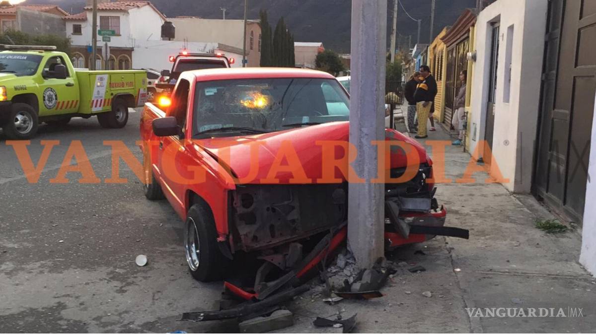 Choca dos autos y terminan contra poste; conductor iba en alcoholizado
