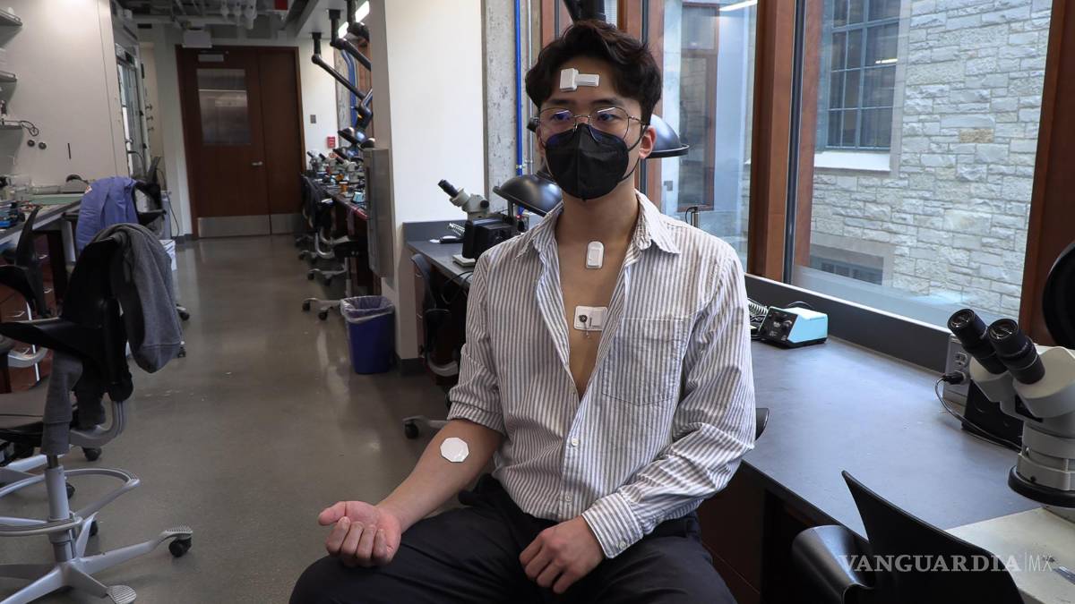 $!Voluntario mostrando la red completa sobre el cuerpo con todos los dispositivos.