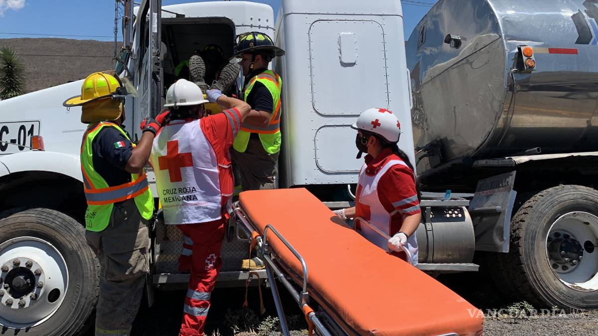 Queda grave tras intentar ganarle el paso a una pipa en la carretera Saltillo-Torreón