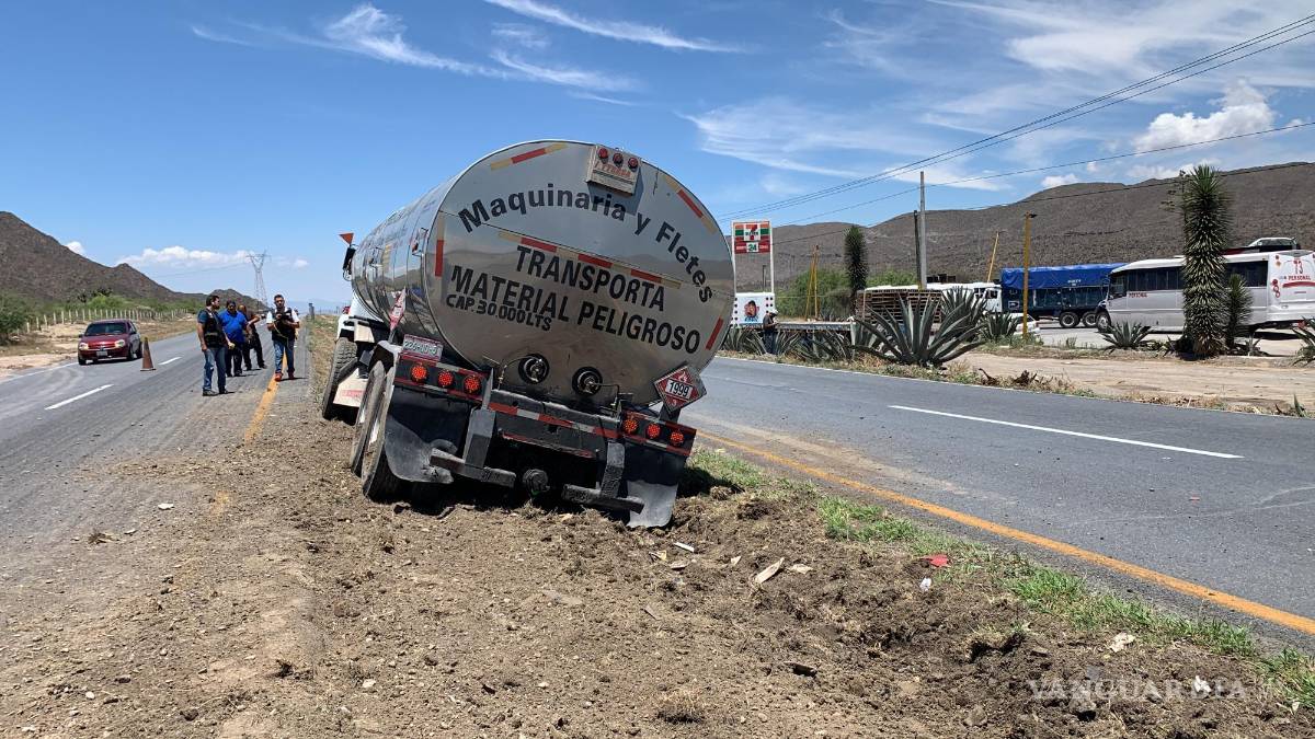 Queda grave tras intentar ganarle el paso a una pipa en la carretera Saltillo-Torreón
