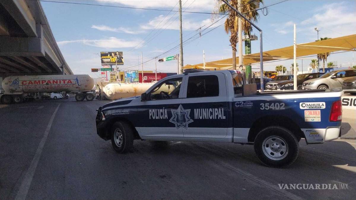 $!Corporaciones policiacas llegaron a acordonar el área, por el riesgo de explosión.