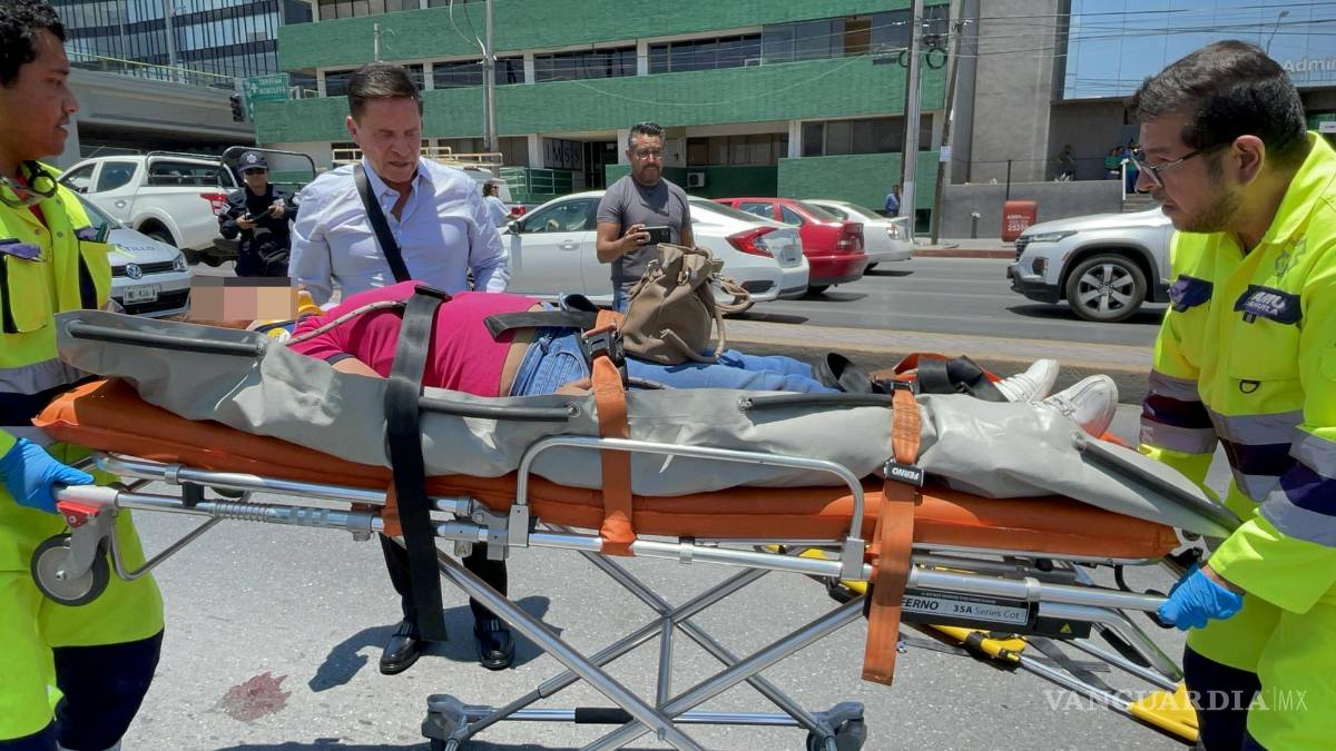 Atropellan a mujer frente al SAT en Saltillo por distracción de conductor