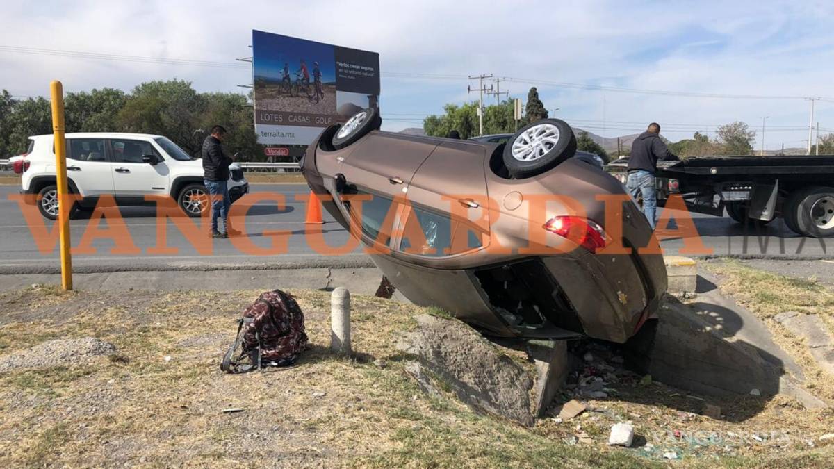 $!Conductor pierde el control y se vuelca en Ramos Arizpe