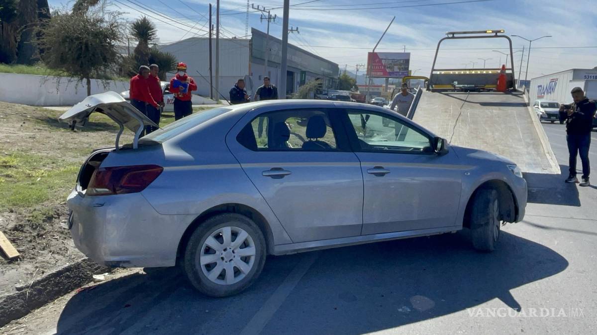 Por esquivar un auto vuelca en la carretera Saltillo-Monterrey