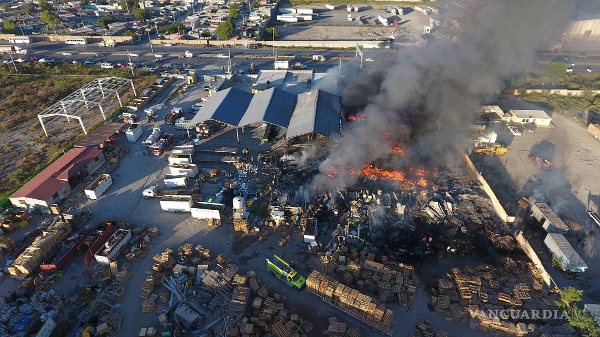 $!Incendio consume recicladora en Arteaga, Coahuila (Fotos)