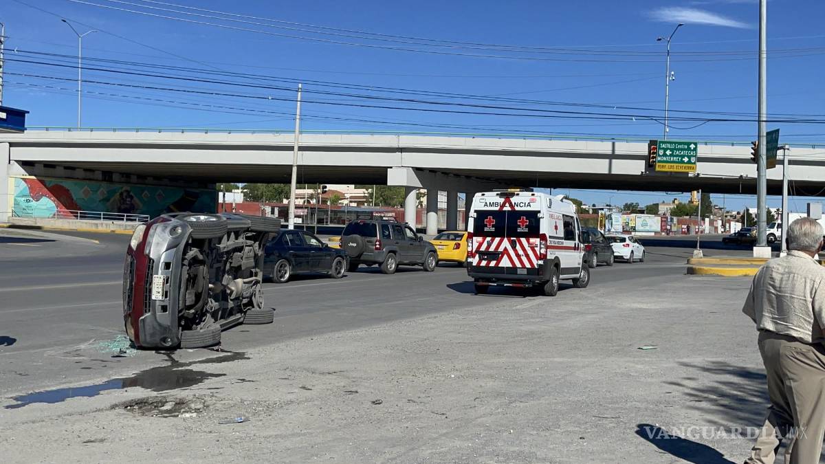 Se desmaya, choca y vuelca en bulevar de Saltillo
