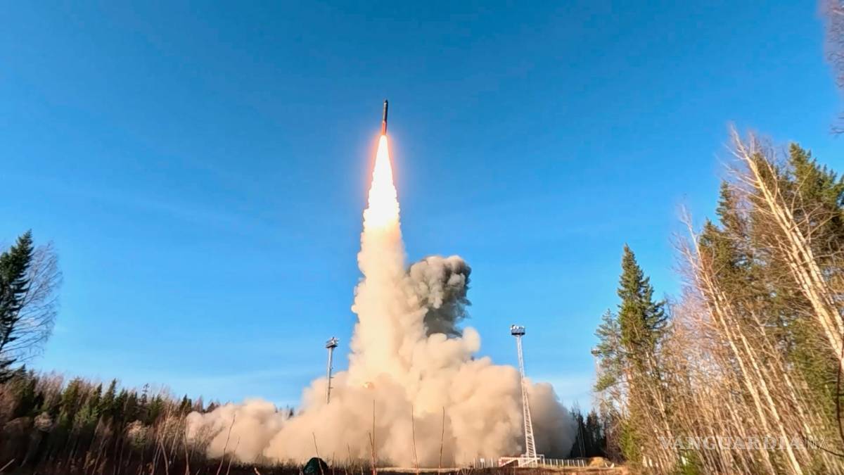 $!El lanzamiento de prueba de un misil balístico intercontinental Yars desde la plataforma de lanzamiento de Plesetsk, en el noroeste de Rusia.