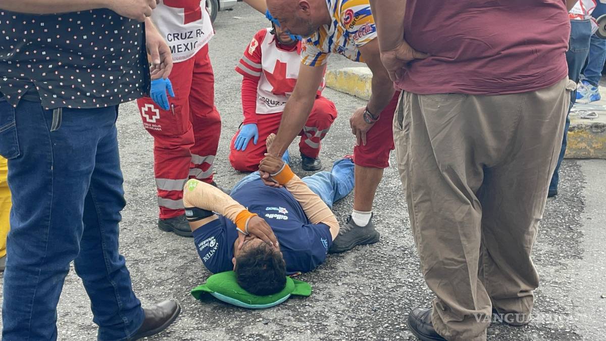 Joven en moto se impacta contra auto, en Saltillo