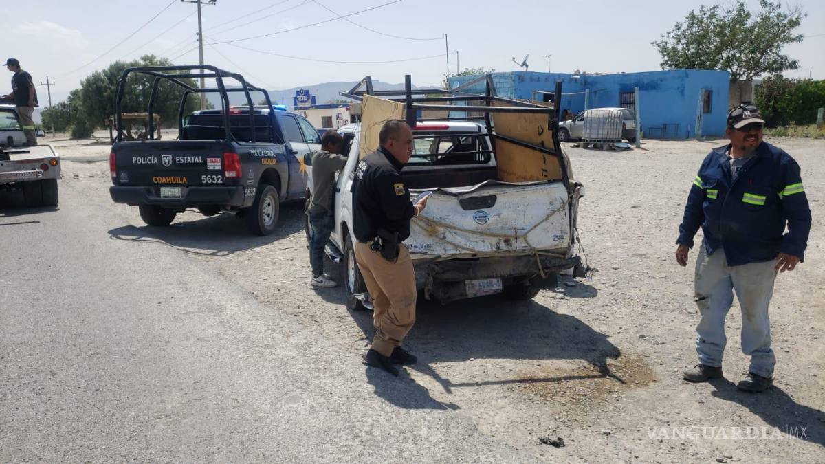 $!Trabajadores de la empresa SEICO, quienes se dirigían a la construcción de un puente, resultaron heridos tras el choque con el camión de valores.