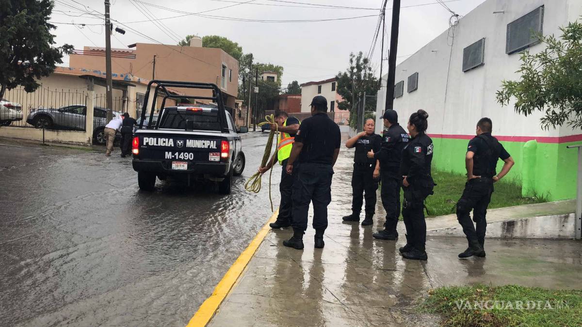 $!Rescatan vehículo que fue arrastrado por corriente de agua en Saltillo
