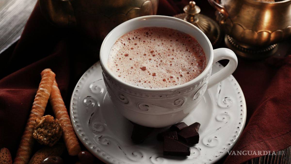 $!El chocolate de mesa tradicional, batido con molinillo hasta obtener su clásica espuma, es una fuente natural de antioxidantes ideal para los días fríos.