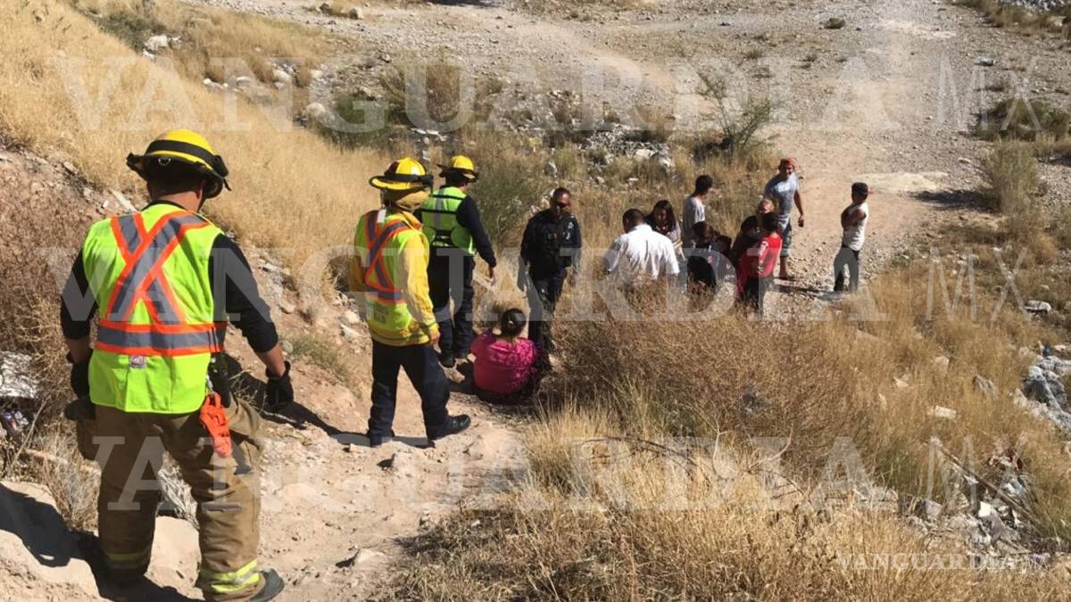 $!Mujer cae en arroyo de colonia Mirasierra en Saltillo; bomberos la rescatan