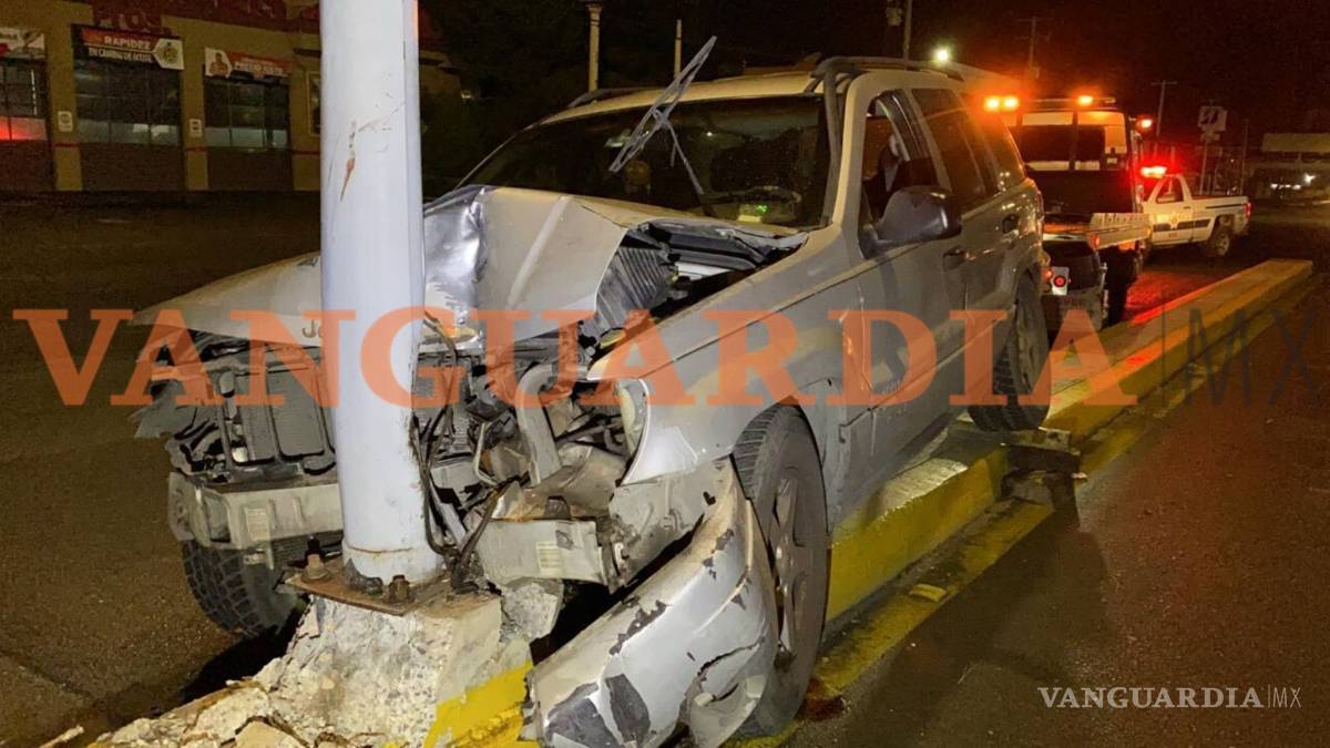 $!Conductor deja abandonada su camioneta tras aparatoso accidente en Saltillo
